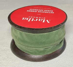 Nastro Martha Stewart VELLUTO VERDE MUSCHIO 10 iarde su bobina LEGNO 1 POLLICE NUOVO CON ETICHETTE - Foto 1 di 3