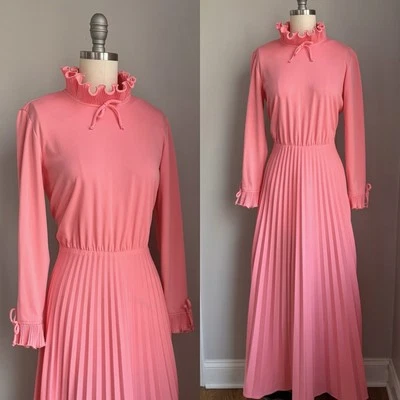 Maxi Vestido Vintage Años 60 Volantes Rosa Coral con Falda Plisada de Barrido Completo Mediano Foto 1 de 4