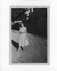 A472 Photo Originale vintage snapshot: Jeune femme à Les Vans 07334 en 1953