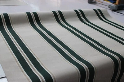 Sombrilla de lona a rayas verde bosque/beige (el costo de envío varía) Foto 1 de 3