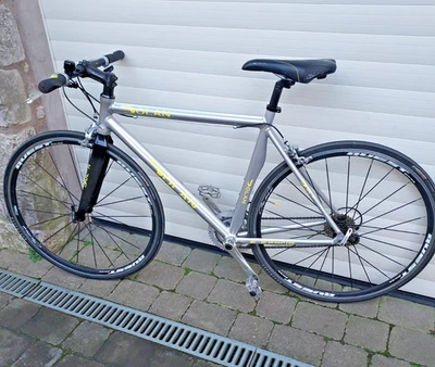 Bicicleta híbrida ligera Dolan, cuadro de 21", horquillas de carbono, 24 marchas - Imagen 1 de 4