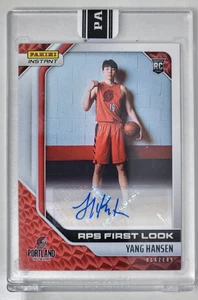 2025-26 Panini Instant NBA RPS First Look Signatures Yang Hansen RC - BASE AUTO - Bild 1 von 2