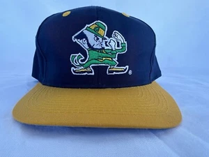 De colección Universidad de Notre Dame Sombrero SnapBack Gorra Grande Duende En la Frente Raro - Imagen 1 de 10