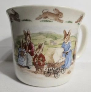 ROYAL DOULTON Bunnykins Tazza Abbraccio 1 Manico (forma Albion) FAMIGLIA CON CARROZZINA2 - Foto 1 di 3