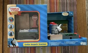 Curva de Aprendizaje Madera Thomas Tren Sodor Estación de Reparación! ¡Nuevo! Reino Unido! VHTF! - Imagen 1 de 3