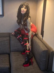 Botas de vinilo negras y rojas hasta el muslo Stripper Like Pleaser - Imagen 1 de 2