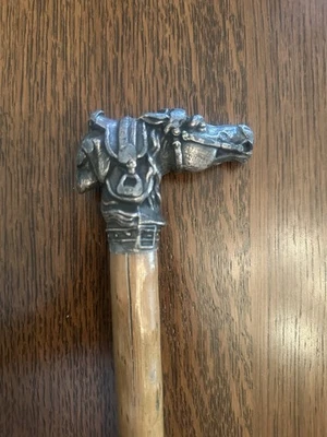 Bastón de madera antiguo vintage de plata con cabeza de caballo y bastón de perro Foto 1 de 4