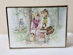 Vintage Red Farm Studio Passeggiata Nel Parco NOS 8 Note con Buste Bambole Bambini - Foto 1 di 5