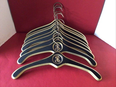 LOTE DE 8 PERCHAS DE ROPA HOLLYWOOD REGENCY MADERA CON MONOGRAMA *R* NEGRO Y DORADO Foto 1 de 4