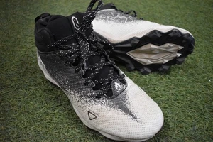 Under Armour Locked Down Football Cleats Black White 3025088-001 Youth Size 6Y - Foto 1 di 2