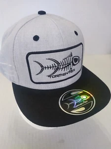 Tormenter Ozean Angelausrüstung grau schwarz Fisch Skelett bestickt Strapback Hut - Bild 1 von 7