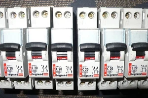 DISJONCTEUR MODULAIRE 20AMPERES COURBE C, 06020 LEGRAND 20A Pouv. Coupure 4,5KA - Imagen 1 de 5