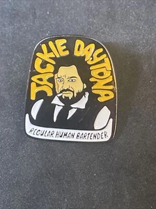 What We Do In The Shadows TV-Serie Jackie Daytona Bild Metall Emaille Pin UNBENUTZT - Bild 1 von 4