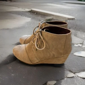 Toms Desert Wedge Heel Suede Leather Lace-up Ankle Bootie Taupe Tan 9 EUC!!! - Picture 1 of 6