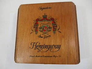 ** Caja de cigarros de madera Hemingway 7" x 7" - Imagen 1 de 4