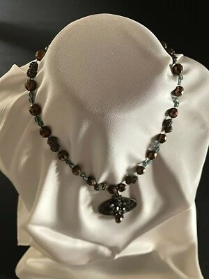 Collar "Susurro de temporada" hecho a mano de metal y cristal atemporal bronce y gris Foto 1 de 4