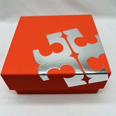 Подарочная коробка Tory Burch ПУСТАЯ КОРОБКА 6,5 дюйма x 6,5 дюйма x 3,25 оранжевая с логотипом парфюмерия подарочная коробка - Изображение 1 из 4
