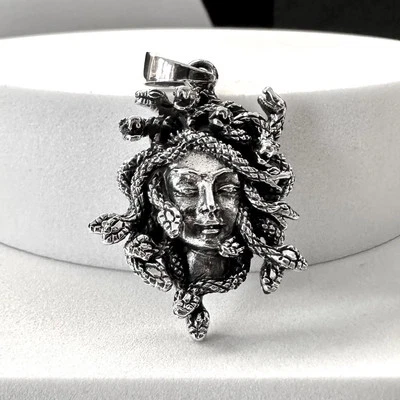 Colgante Serpiente Medusa Mitología Dioses Griegos Medusa Plata de Ley 925 Hecho a Mano Foto 1 de 4