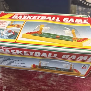 Vintage PLAYWELL Basketball Spiel für 2 Spieler Kuppel Tabletop Spiel mit OVP - Bild 1 von 4