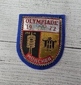 Parche Olímpico 1972 Olimpiada de Munich en fieltro azul 2 1/2 pulgadas x 2 1/4 pulgadas - Imagen 1 de 2