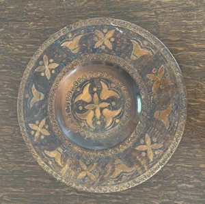 Placa de pared de madera polaca tallada a mano años 60 12" con detalle de incrustaciones de latón floral - Imagen 1 de 6