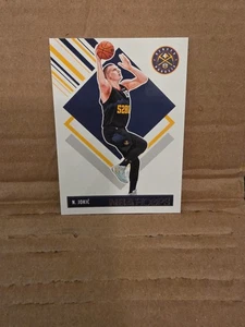Nikola Jokic 2024-25 Panini NBA Hoops #284 Tribute Silver Premium Stock Nuggets - Foto 1 di 4