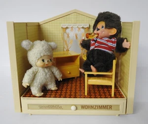 Vintage Monchhichi Haus Wohnzimme r + 2x Monchhichis Figuren - Bild 1 von 21