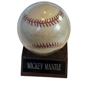 Mickey Mantle signierter Rawlings Baseball mit Vitrine - Bild 1 von 7