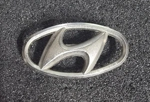 Broche Hyundai plata ANTIGUO+ORIGINAL - medidas 41x22mm - Imagen 1 de 2