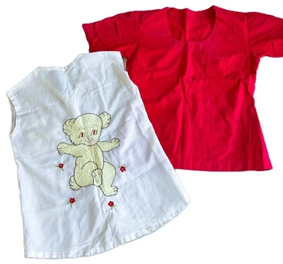 Lote de 2 camisas de gasa de oso de peluche bordadas de colección hechas a mano años 70 para niña puntada única Foto 1 de 4