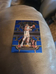2023-24 Panini Select #60 Giannis Antetokounmpo azul (base minorista) - Imagen 1 de 2