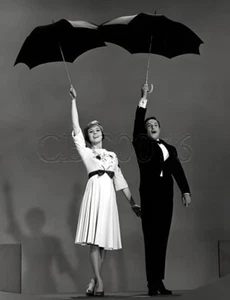 Julie Andrews 8x10 Photo 6725-33 Gene Kelly - Picture 1 of 1