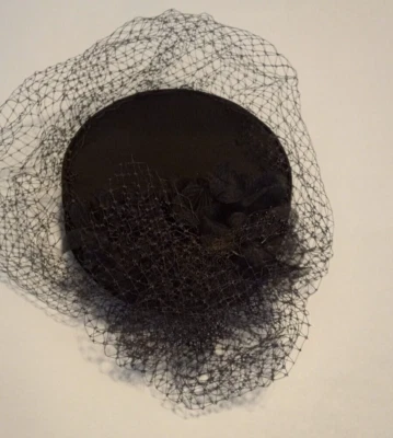 Chapéu caixa de pílulas preto vintage com flor preta - Imagem 1 de 2