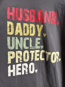 Ehemann Papa Beschützer Held T-Shirt Geschenk für Papa Opa Onkel Bruder 4XL - Bild 1 von 5