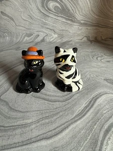 Halloween Witch Cat & Mummy Cat Mini Salt And Pepper Shaker Set NEW - Picture 1 of 8