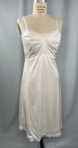 Vintage Full Slip GR. SMALL 34 weiß Nylon gefüttert Spitze 60er 70er klassisch bescheiden - Bild 1 von 8