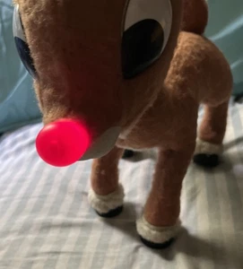 Peluche neonato Rudolph che gioca Mantide Isola dei giocattoli disadattati funziona suoni e luci - Foto 1 di 9