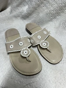 Apostrophe Jaclyn Women’s White Tan Floral Size 7 Flat Sandals Slip On Thongs - Picture 1 of 6