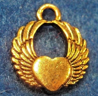 50 piezas. AL POR MAYOR ALAS Tibetanas Antiguas de Oro con CORAZÓN Colgantes Dijes Gotas Q0226 Foto 1 de 4