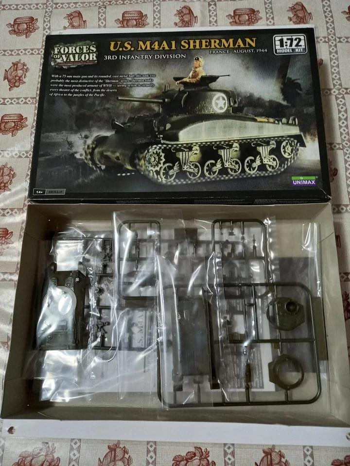FORCES OF VALOR - US M4A1 SHERMAN 1:72 Model Kit. Modellini da costruire - Immagine 1 di 1