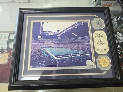 达拉斯牛仔德克萨斯体育场 1971 年带框牌匾带 24 克拉金覆盖奖章 — 第 1/3 张图片