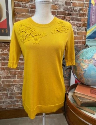 Suéter Isaac Mizrahi Live Fall amarillo mostaza manga codo apliques florales nuevo Foto 1 de 4
