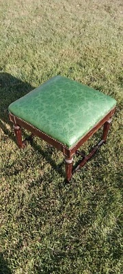 Banqueta estofada original do meio do século ou assento verde com pernas de madeira.   - Imagem 1 de 4