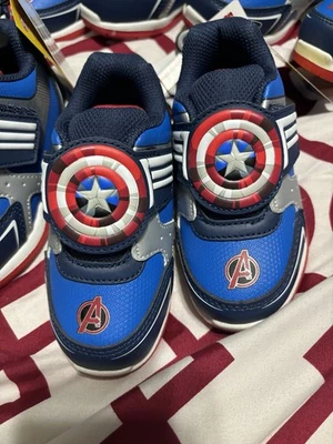Zapatilla deportiva iluminada Marvel Capitán América para niños pequeños interruptor de encendido y apagado (GAR Foto 1 de 4