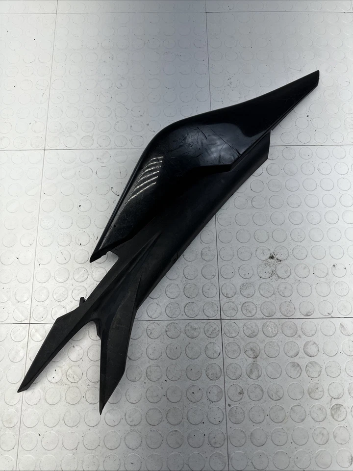 2011 a 2013 Honda CBR250r, capô interno e tampa, lado direito usado - Imagem 1 de 3