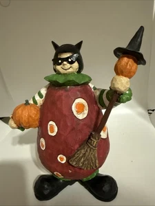 "Figura de Halloween en disfraz de murciélago sosteniendo escoba de calabaza y brujas 9"" de alto" - Imagen 1 de 4