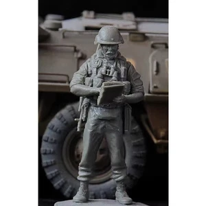 Soldatino moderno scala 1/35 con clipboard statuina in resina kit modellino militare - Foto 1 di 1
