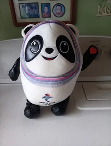 Beijing 2022 Juegos Olímpicos de Invierno 11” BING DWEN DWEN PELUCHE PANDA Mascota Leer - Imagen 1 de 9
