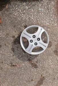 04-06 Saturn Ion (1) Hub Cap 14'  - Picture 1 of 1