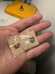Spilla vintage 10 kt oro pieno doppio ciondolo Figlie d'America nuova in cellophane - Foto 1 di 7
